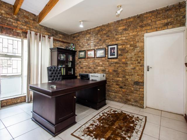 5 Bedroom House For Sale in Moreleta Park
