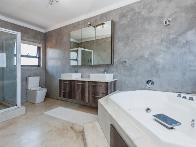5 Bedroom House For Sale in Meyersdal