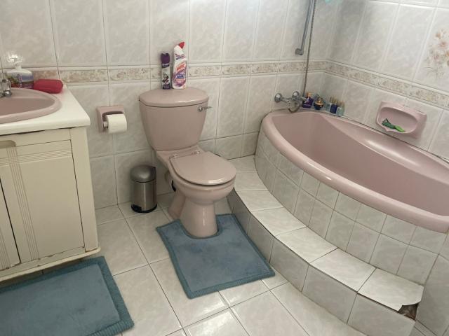 5 Bedroom House For Sale in Southernwood