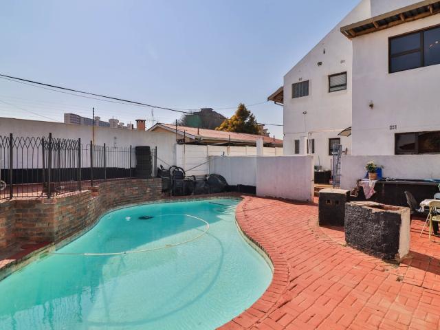 5 Bedroom House For Sale in Sophiatown