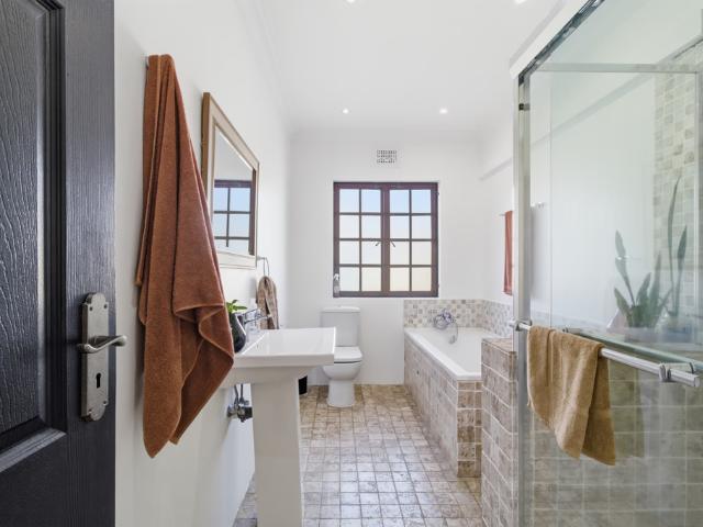 5 Bedroom House For Sale in Sheffield Beach