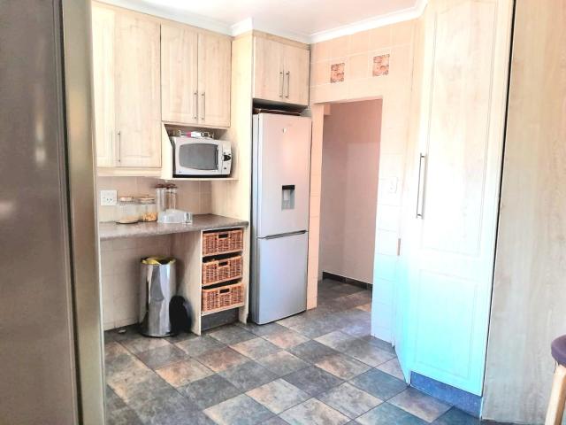 5 Bedroom House For Sale in Suideroord