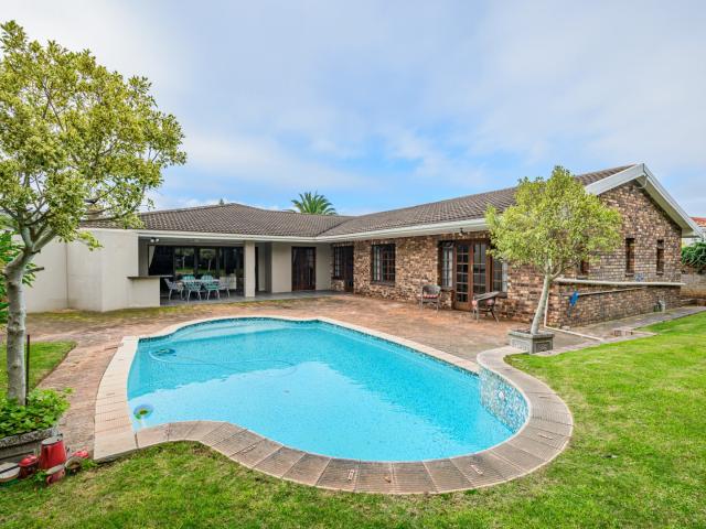 5 Bedroom House For Sale in Summerstrand