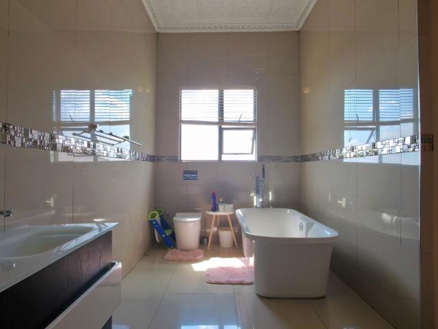 5 Bedroom House For Sale in Pebble Rock Golf Village