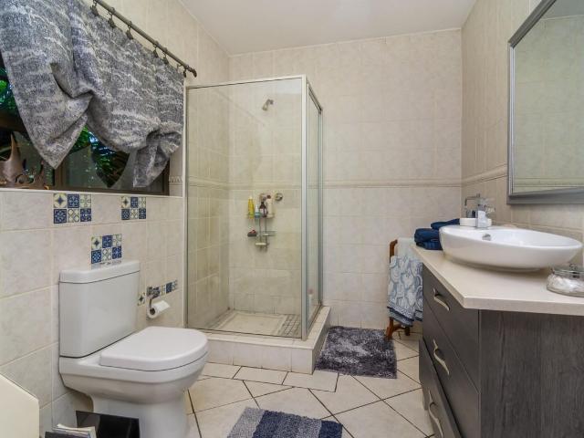 5 Bedroom House For Sale in Roodekrans