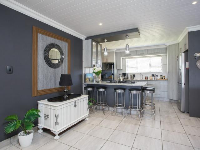 5 Bedroom House For Sale in Reebok