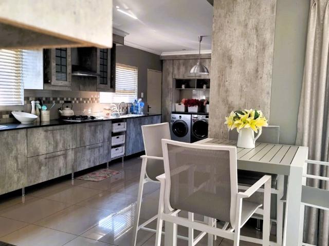 5 Bedroom House For Sale in Riverside Park