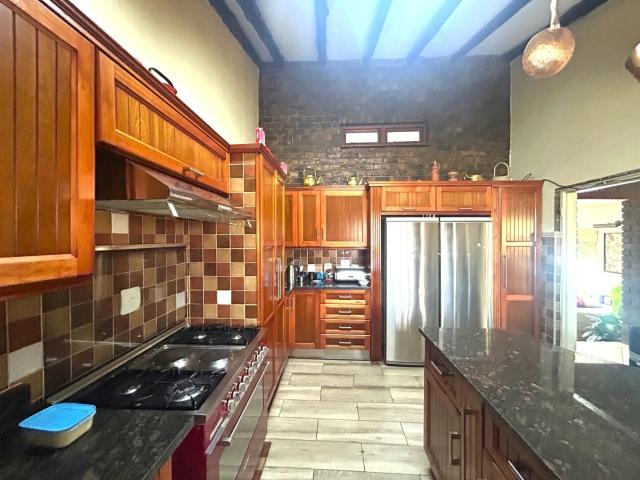 5 Bedroom House For Sale in Ridgeway