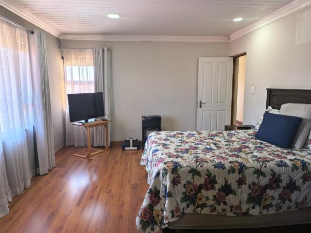 5 Bedroom House For Sale in Ridgeway