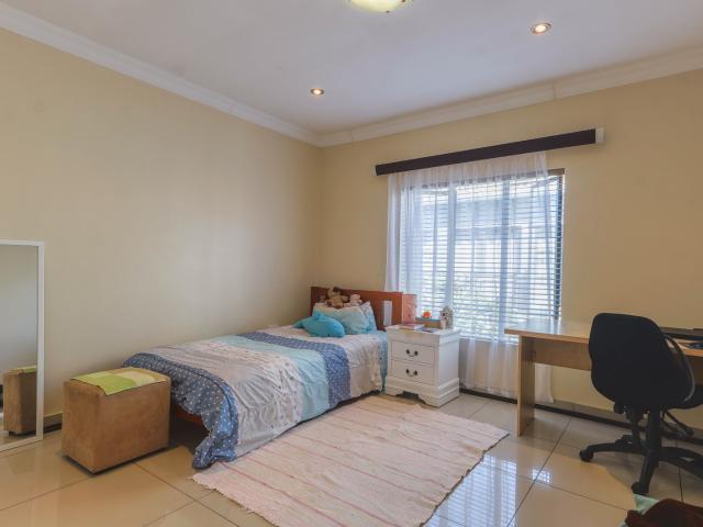 5 Bedroom House For Sale in Rietvalleirand