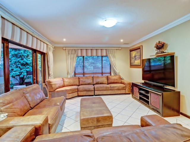 5 Bedroom House For Sale in Woodhill Golf Estate