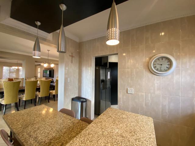 5 Bedroom House For Sale in Willow Acres