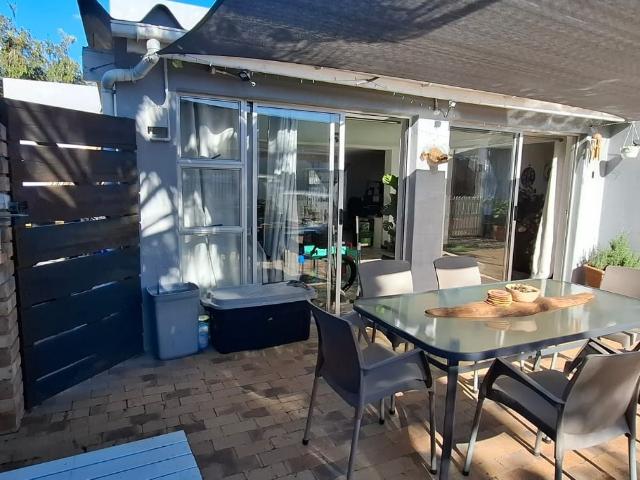 5 Bedroom House For Sale in Table View
