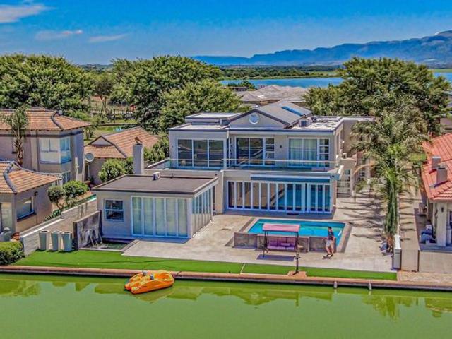 6 Bedroom House For Sale in The Islands Estates