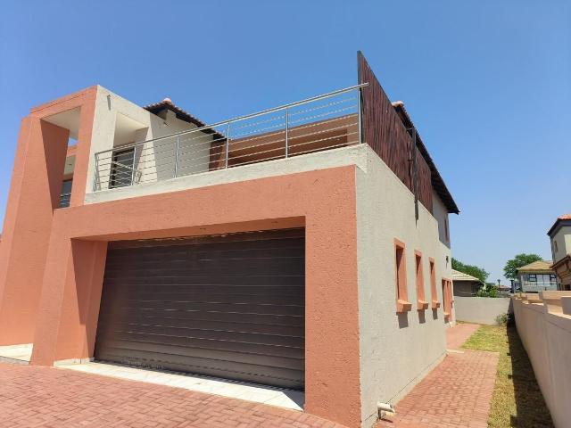 5 Bedroom house for sale in Theresapark, Akasia