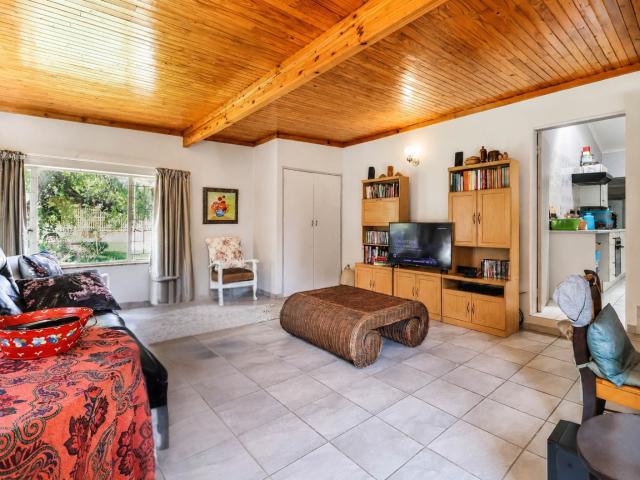 5 Bedroom House For Sale in Valhalla