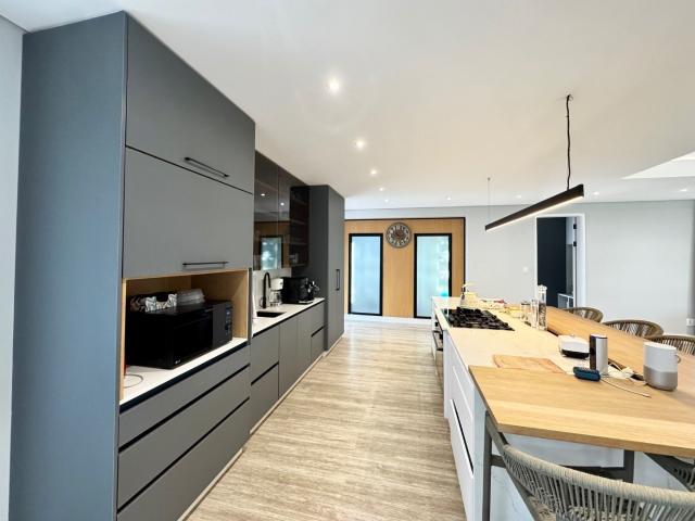 5 Bedroom House For Sale in Van Der Hoff Park