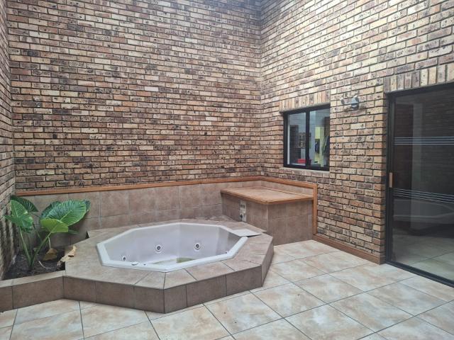 5 Bedroom House For Sale in Vryburg