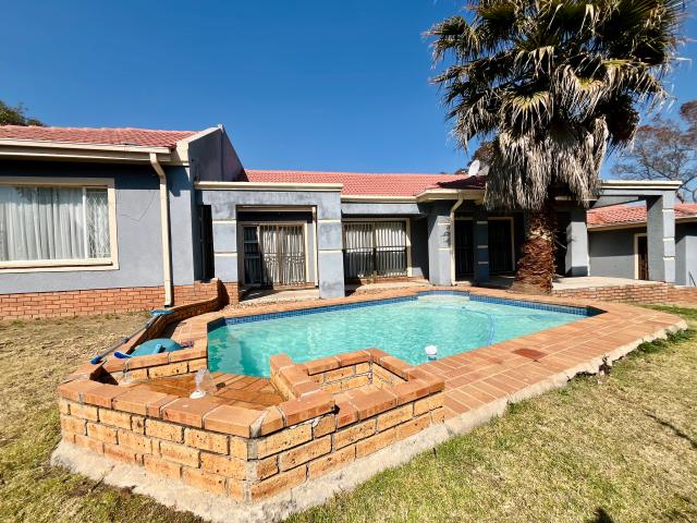 5 Bedroom House in Country View