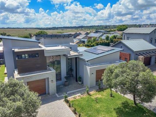 5 Bedroom House in Copperleaf Estate
