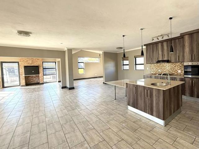 5 Bedroom House in Copperleaf Estate