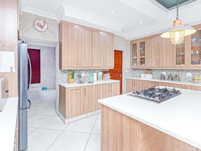 5 Bedroom House in Copperleaf Estate