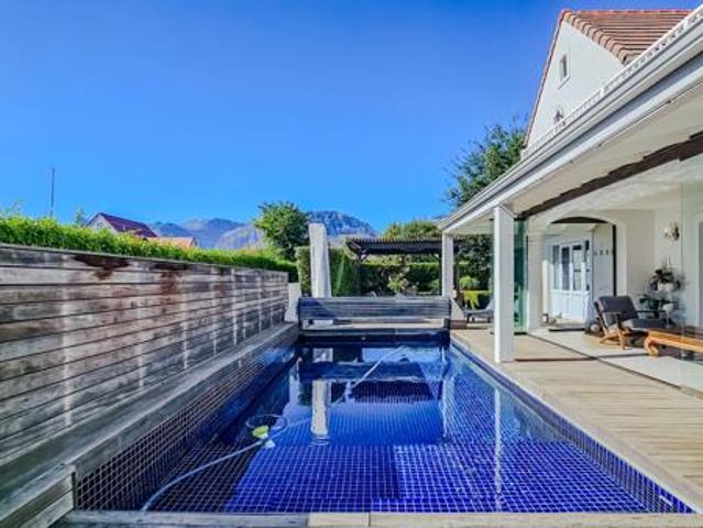 5 Bedroom House in Boschenmeer Golf & Country Estate