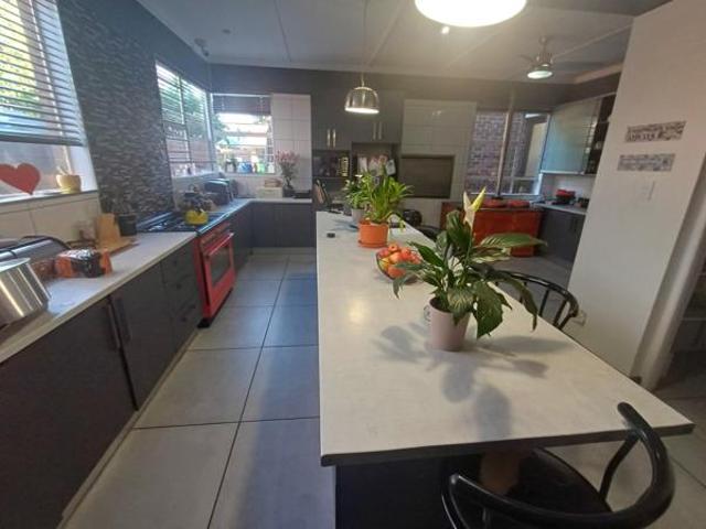 5 Bedroom House in Bayswater