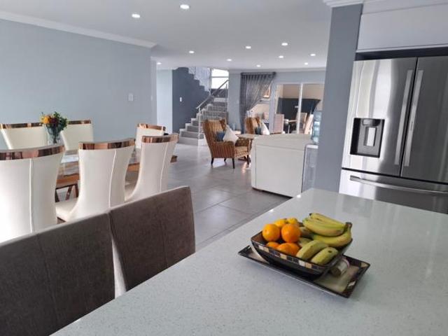 5 Bedroom House in Beacon Bay