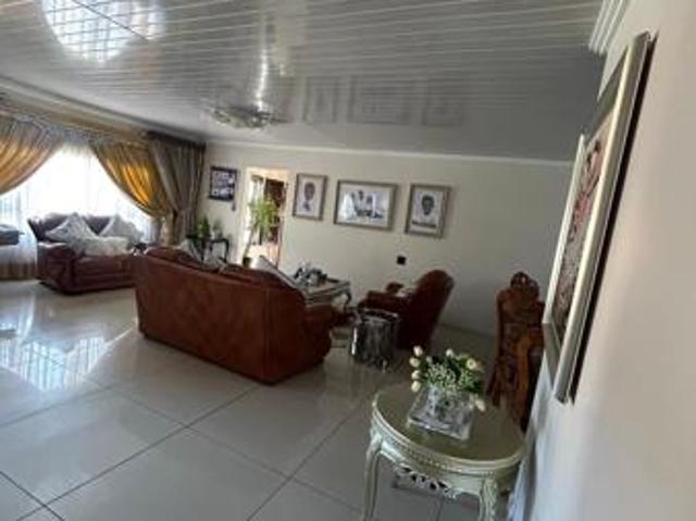 5 Bedroom House in Beacon Bay
