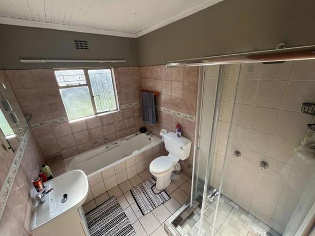 5 Bedroom House in Bendor Park