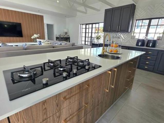 5 Bedroom House in Bendor