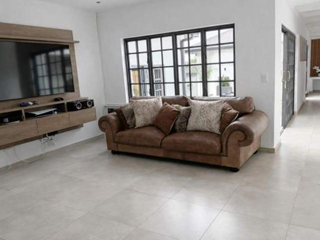 5 Bedroom House in Bendor