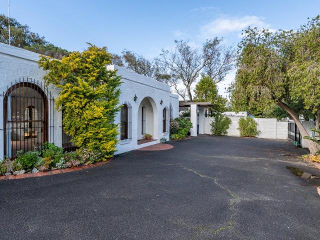5 Bedroom House in Bergvliet