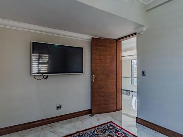 5 Bedroom House in Blue Valley Golf Estate