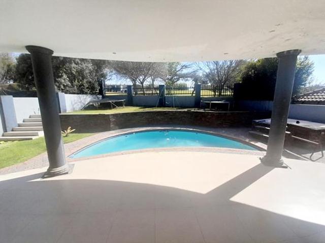 5 Bedroom House in Blue Valley Golf Estate