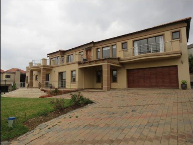 5 Bedroom House in Blue Valley Golf Estate