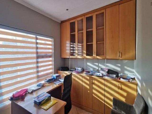 5 Bedroom House in Blue Valley Golf Estate