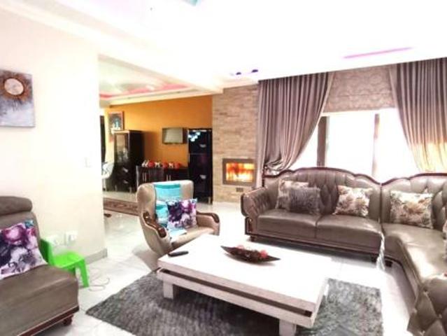 5 Bedroom House in Blue Valley Golf Estate