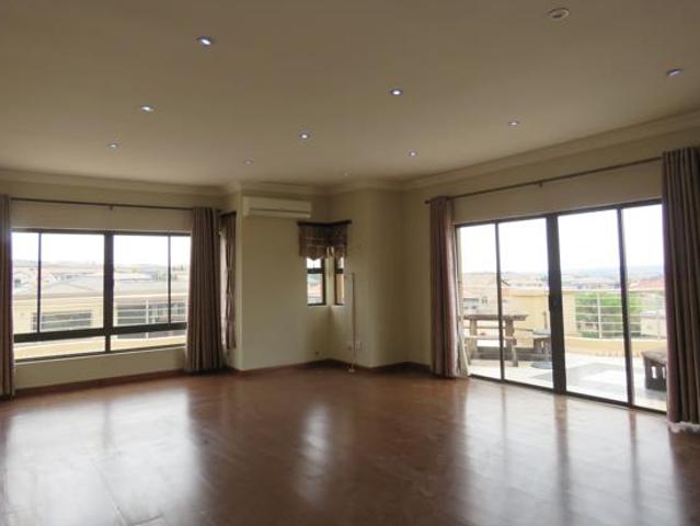 5 Bedroom House in Blue Valley Golf Estate