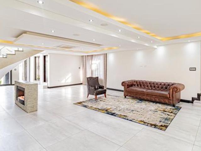 5 Bedroom House in Blue Valley Golf Estate