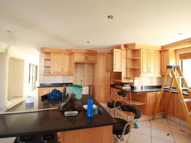 5 Bedroom House in Blue Valley Golf Estate