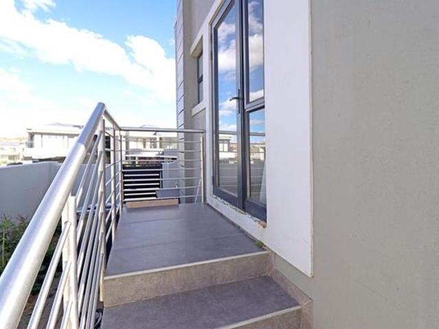 5 Bedroom House in Blue Valley Golf Estate
