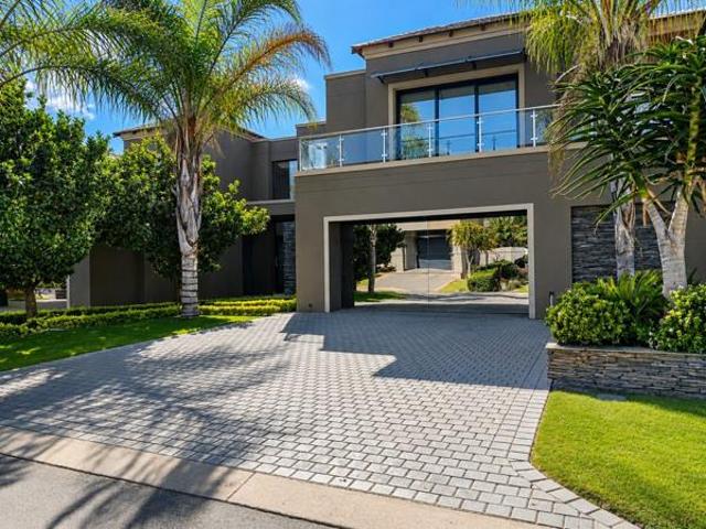 5 Bedroom House in Blue Valley Golf Estate