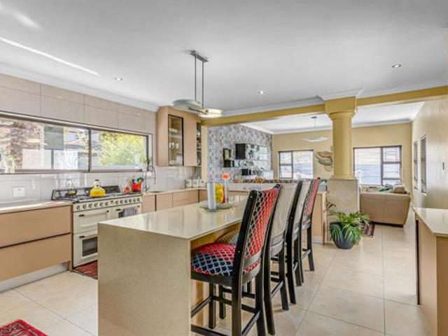 5 Bedroom House in Blue Valley Golf Estate