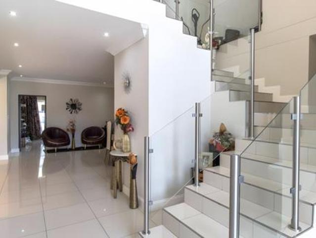 5 Bedroom House in Blue Valley Golf Estate