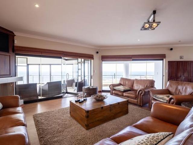 5 Bedroom House in Blueberry Hill