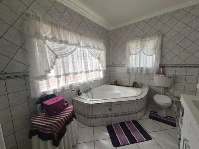 5 Bedroom House in Bloemhof