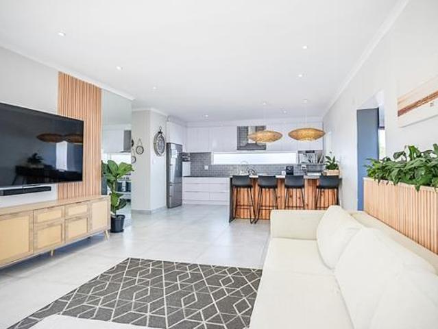 5 Bedroom House in Blouberg Rise