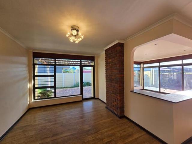 5 Bedroom House in Bloubergrant